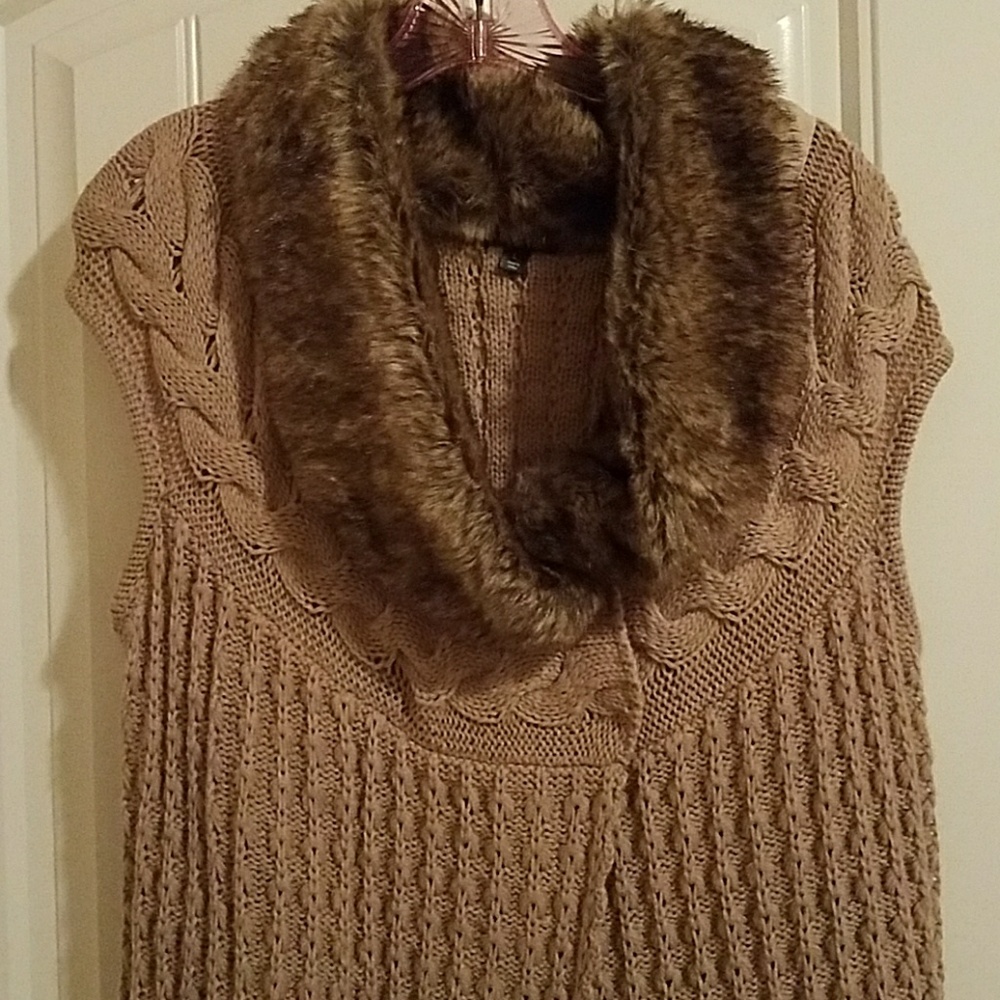 Sweater vest with faux fur collar